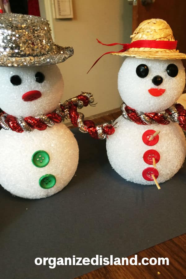 Snowman hat DIY! ☃️🎩 #artsandcrafts #christmascrafts #snowman #easycraft  #dollartreediy 